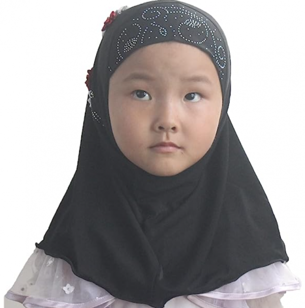 Hijab anak dengan pola geometris yang unik